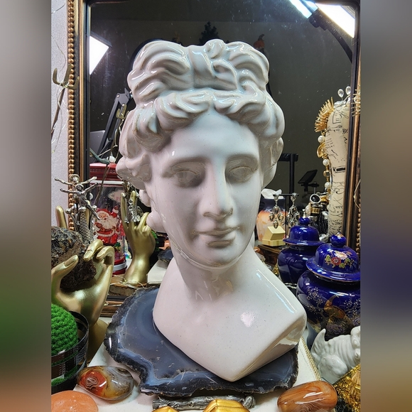 Statue Bust Vase - Picture 5 of 5